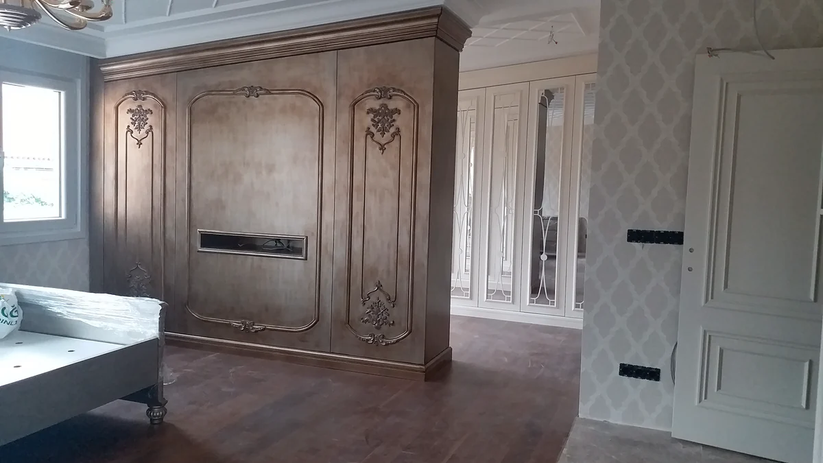 Why Is Wallpaper Preferred in Hotel Rooms?