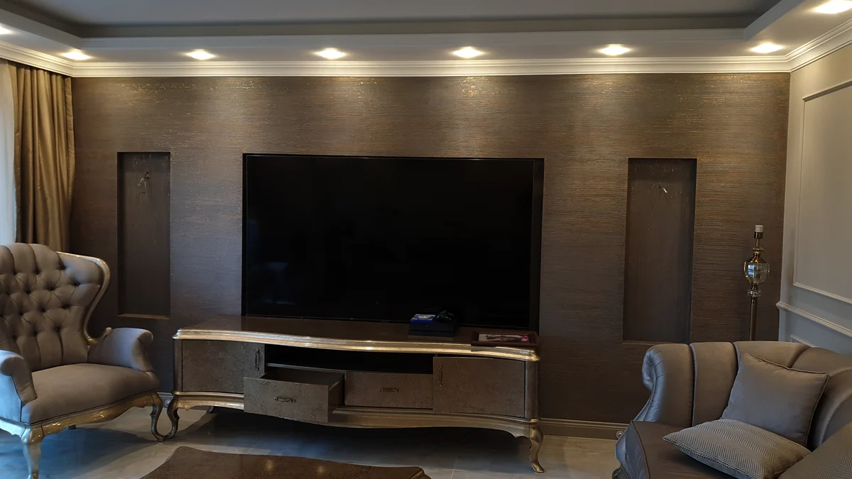 Renewing My Living Room: Should I Choose Wallpaper or Decorative Paint?