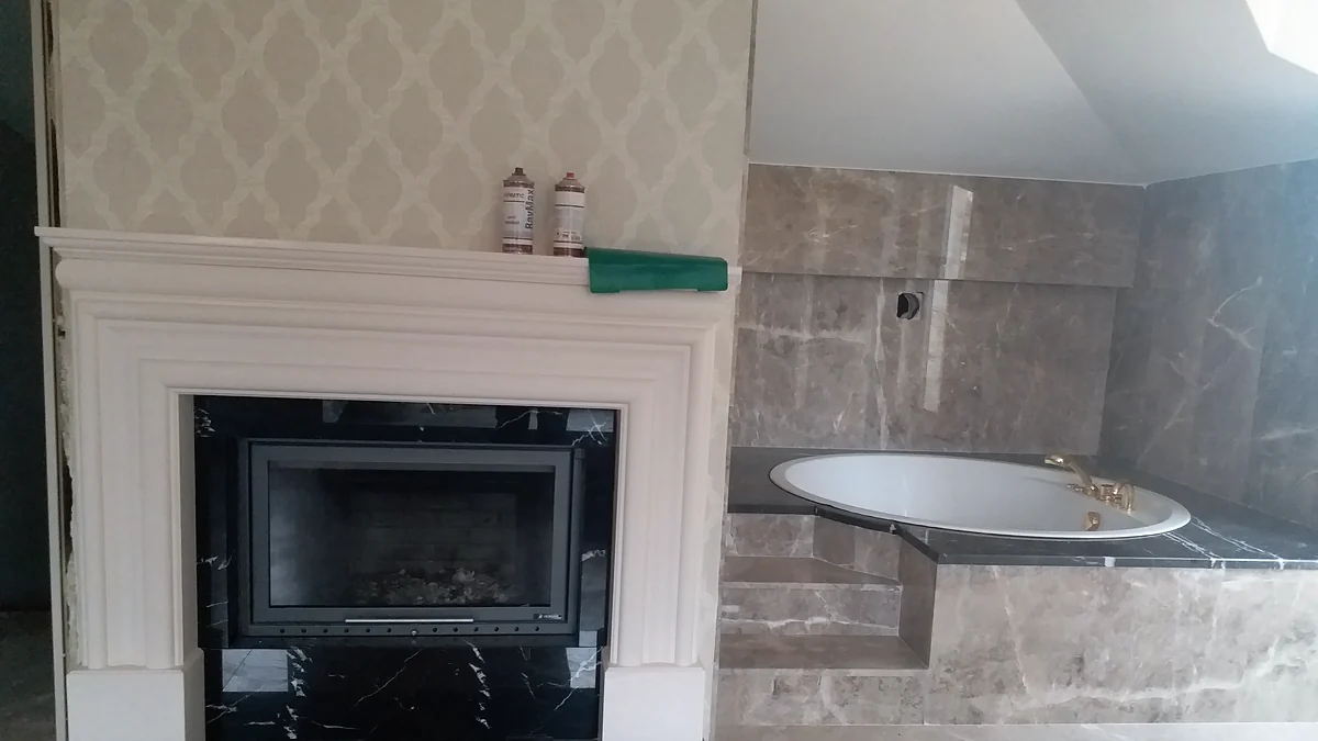 Are Bubbles and Opening Seams Normal in Newly Hung Wallpaper?